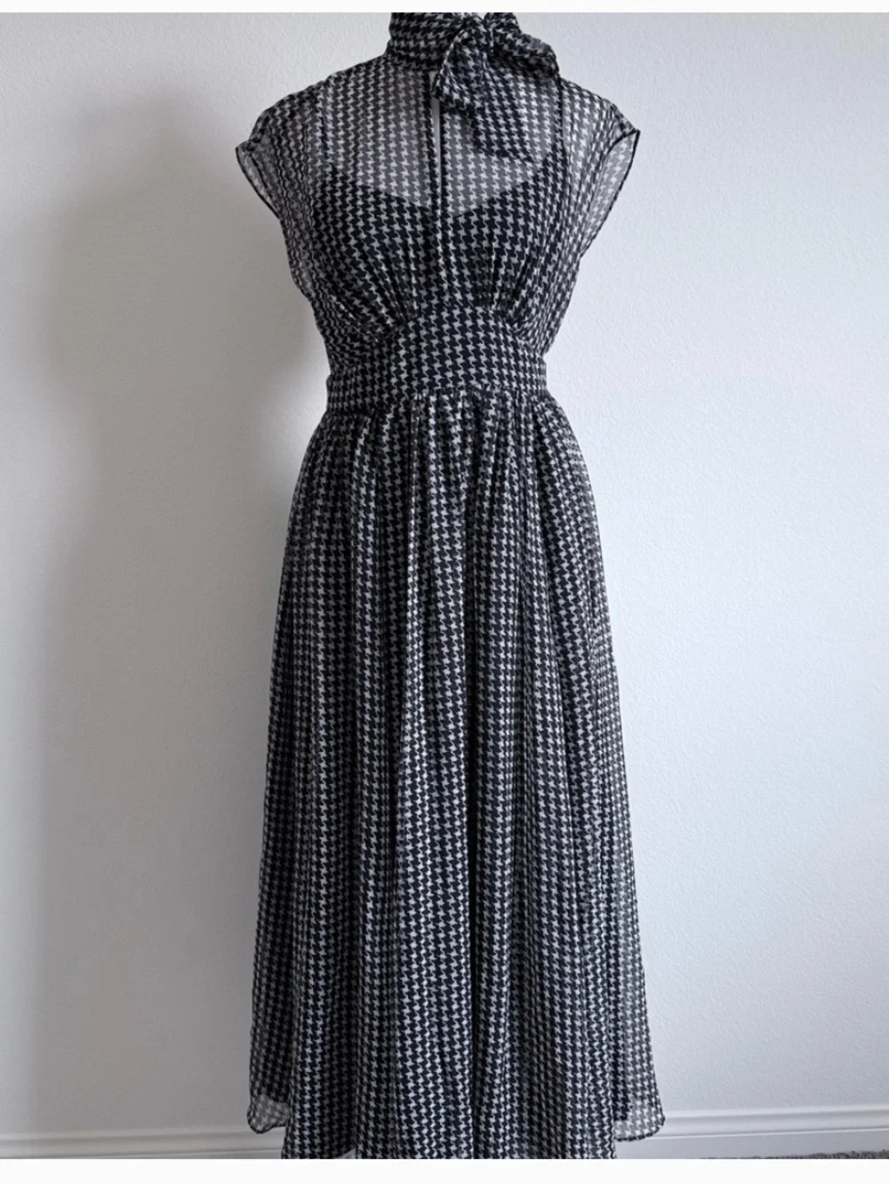 Kate spade size 4 Sheer Houndstooth Midi Dress - Black & White